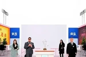 事件脉络档案主视觉：抽象时间线与讨论气泡交织在浅玫瑰色背景上